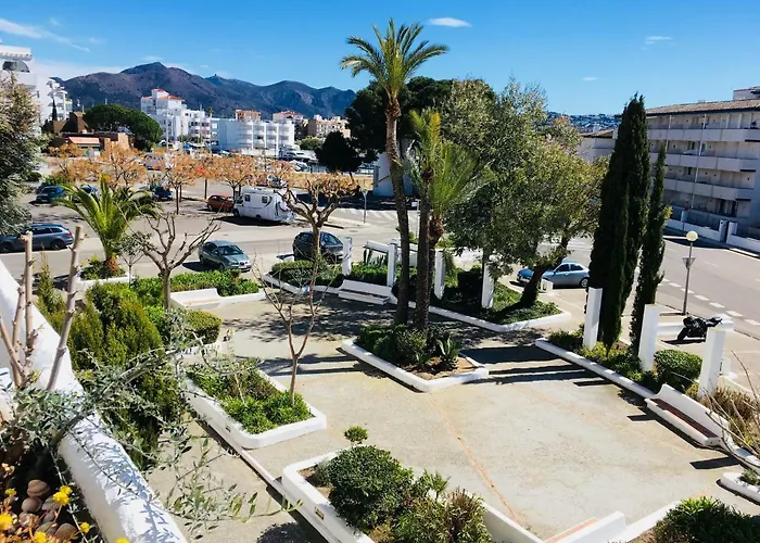 Holidays Royal Marine * Roses